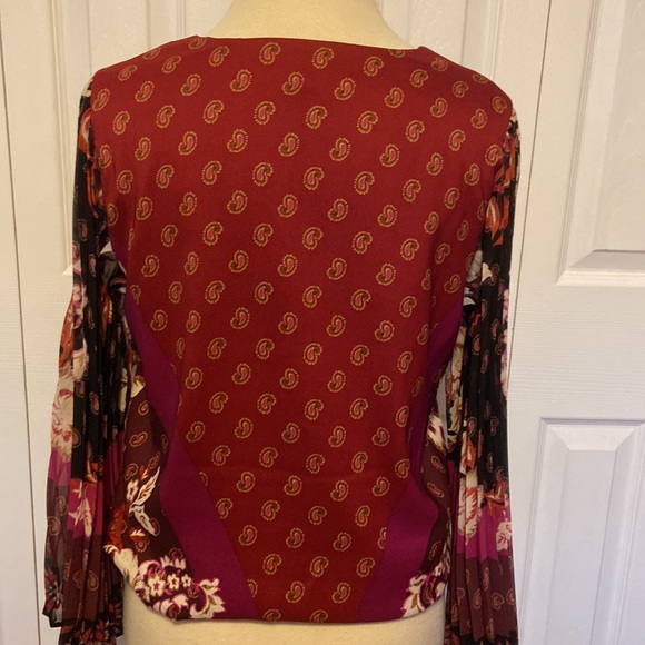 White House Black Market top. - Picture 3 of 8